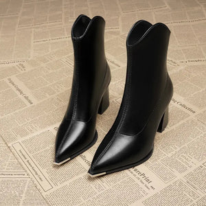 Bota Feminina Cano Curto Preto Couro