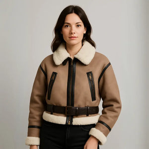 Jaqueta Feminina Peluciada Detalhes em Couro