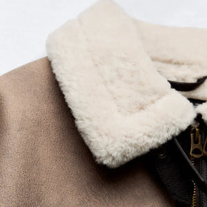 Jaqueta Feminina Peluciada Detalhes em Couro