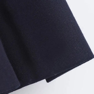 Vestido Preto Curto Frente Alta com Fivelas Laterais