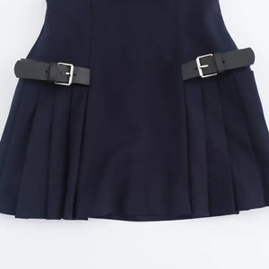 Vestido Preto Curto Frente Alta com Fivelas Laterais