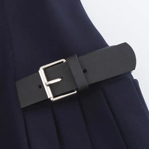 Vestido Preto Curto Frente Alta com Fivelas Laterais