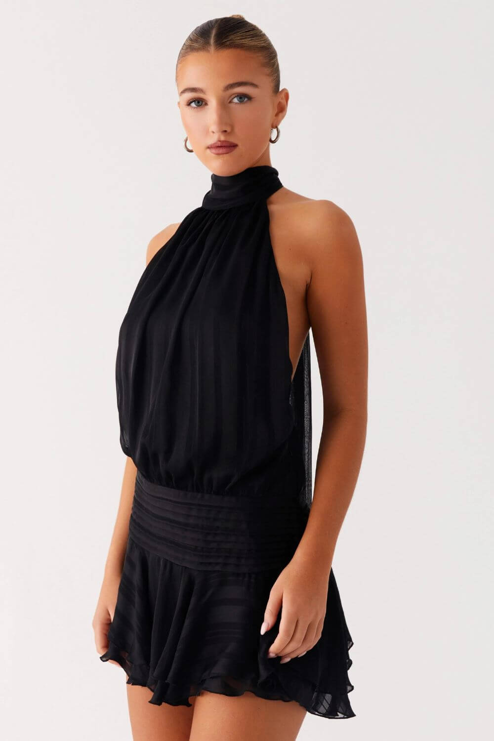 Vestido Feminino Curto Acetinado Gola Alta – Amalfi