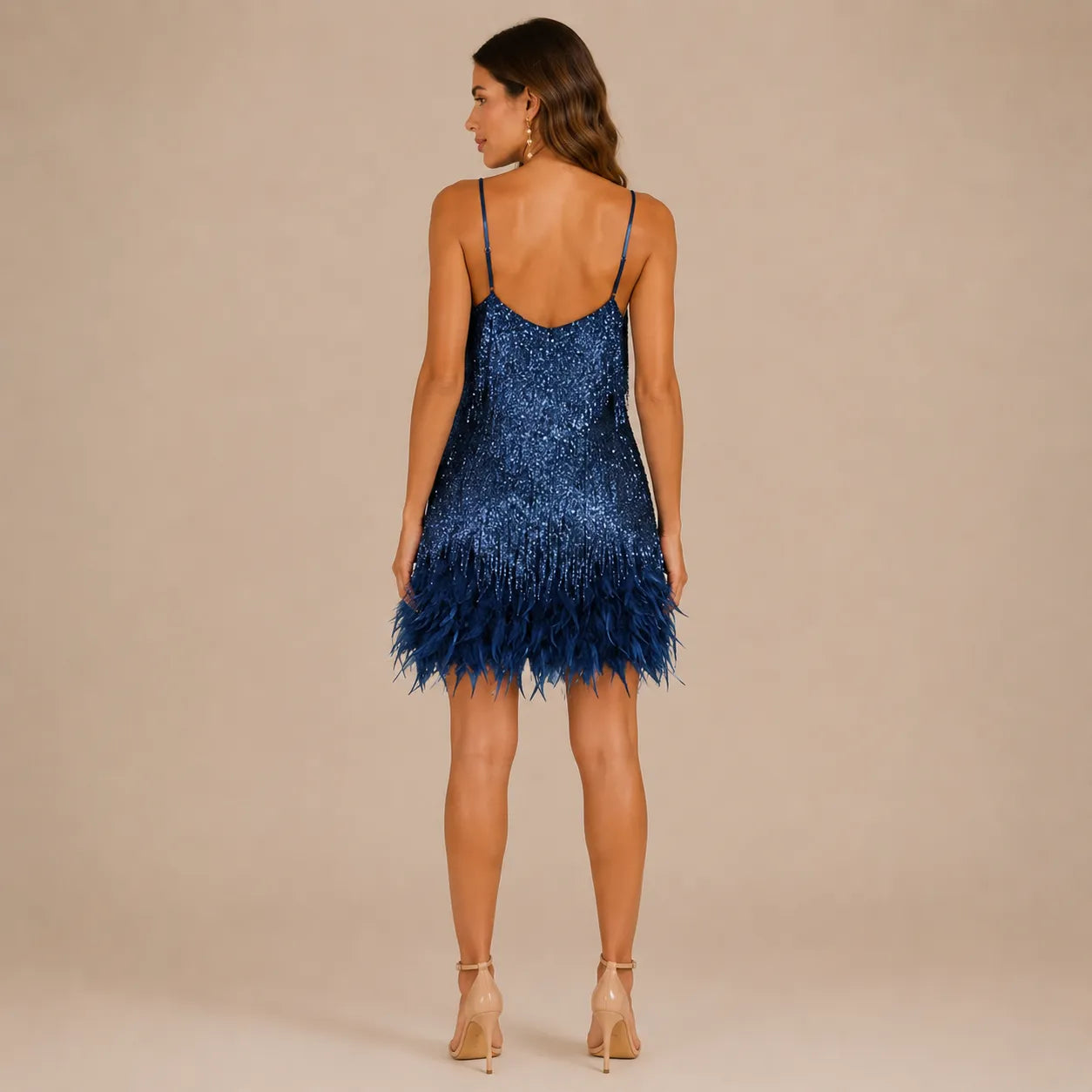 Vestido Feminino Curto de Paetê Franjas e Plumas – Anouk