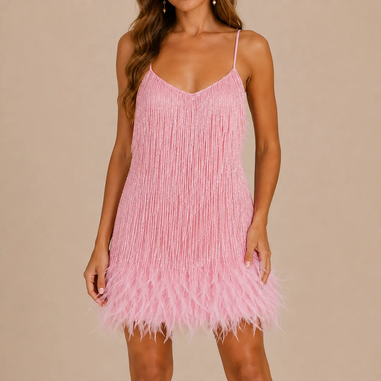 Vestido Feminino Curto de Paetê Franjas e Plumas – Anouk