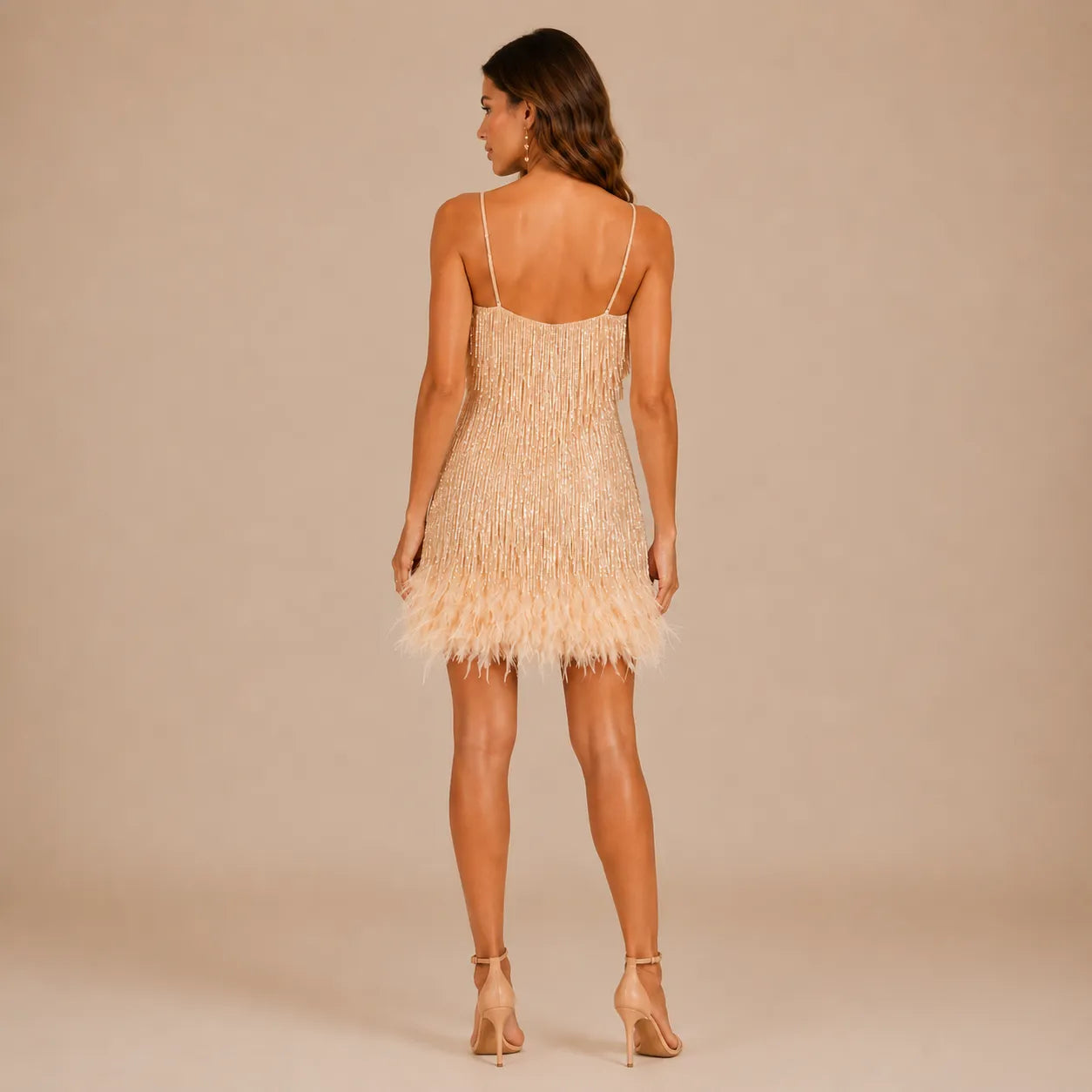 Vestido Feminino Curto de Paetê Franjas e Plumas – Anouk