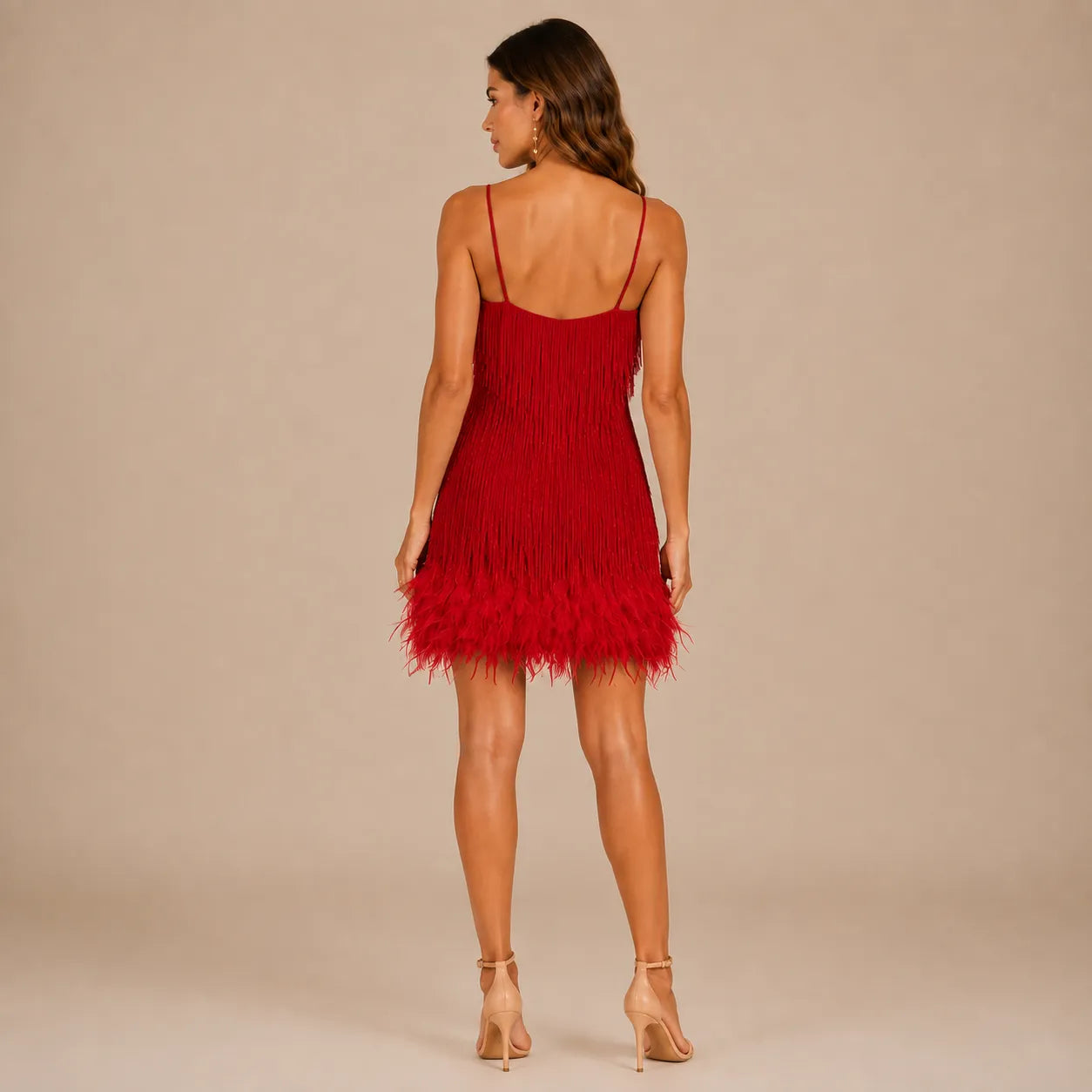 Vestido Feminino Curto de Paetê Franjas e Plumas – Anouk