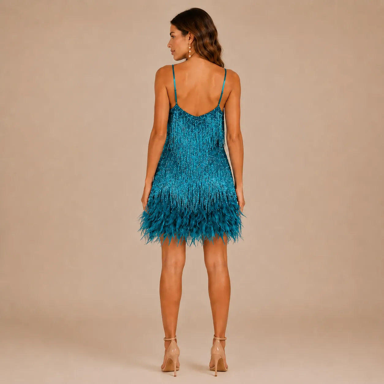 Vestido Feminino Curto de Paetê Franjas e Plumas – Anouk