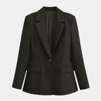 Blazer feminino acinturado de alfaiataria preto com lapela clássica, botão único e modelagem elegante estruturada.