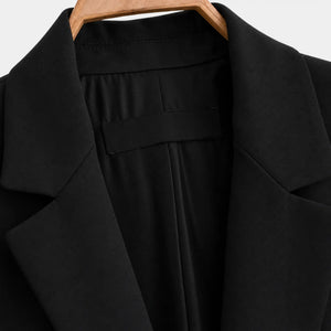 Detalhe do forro interno e da lapela do blazer feminino preto de alfaiataria com acabamento refinado.