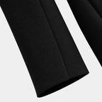 Detalhe da barra da manga do blazer feminino preto de alfaiataria com acabamento refinado.