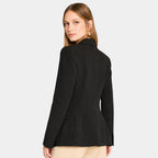 Mulher usando blazer feminino de alfaiataria preto acinturado visto de costas com caimento elegante e estruturado.