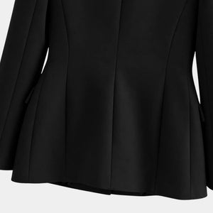 Detalhe da parte traseira do blazer feminino preto de alfaiataria com modelagem acinturada e caimento elegante.