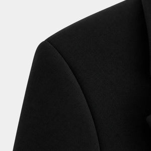 Detalhe do ombro estruturado do blazer feminino preto de alfaiataria com acabamento refinado.