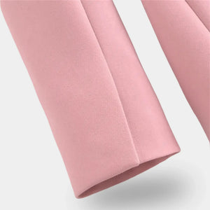 Detalhe da manga do blazer feminino rosa acinturado em alfaiataria premium com acabamento limpo e caimento elegante