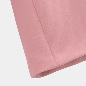 Detalhe da barra do blazer feminino rosa acinturado em alfaiataria premium com acabamento refinado e costura elegante