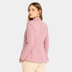 Mulher usando blazer feminino rosa de alfaiataria visto nas costas com modelagem acinturada e caimento elegante