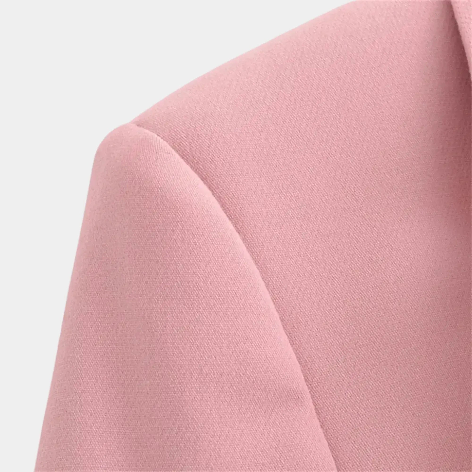 Detalhe do ombro estruturado em blazer feminino rosa de alfaiataria com acabamento refinado e caimento elegante