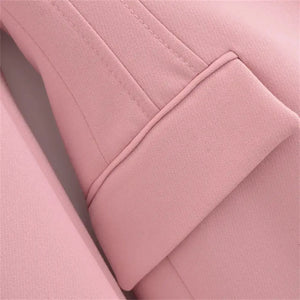 Detalhe do bolso com lapela em blazer feminino rosa de alfaiataria com acabamento refinado
