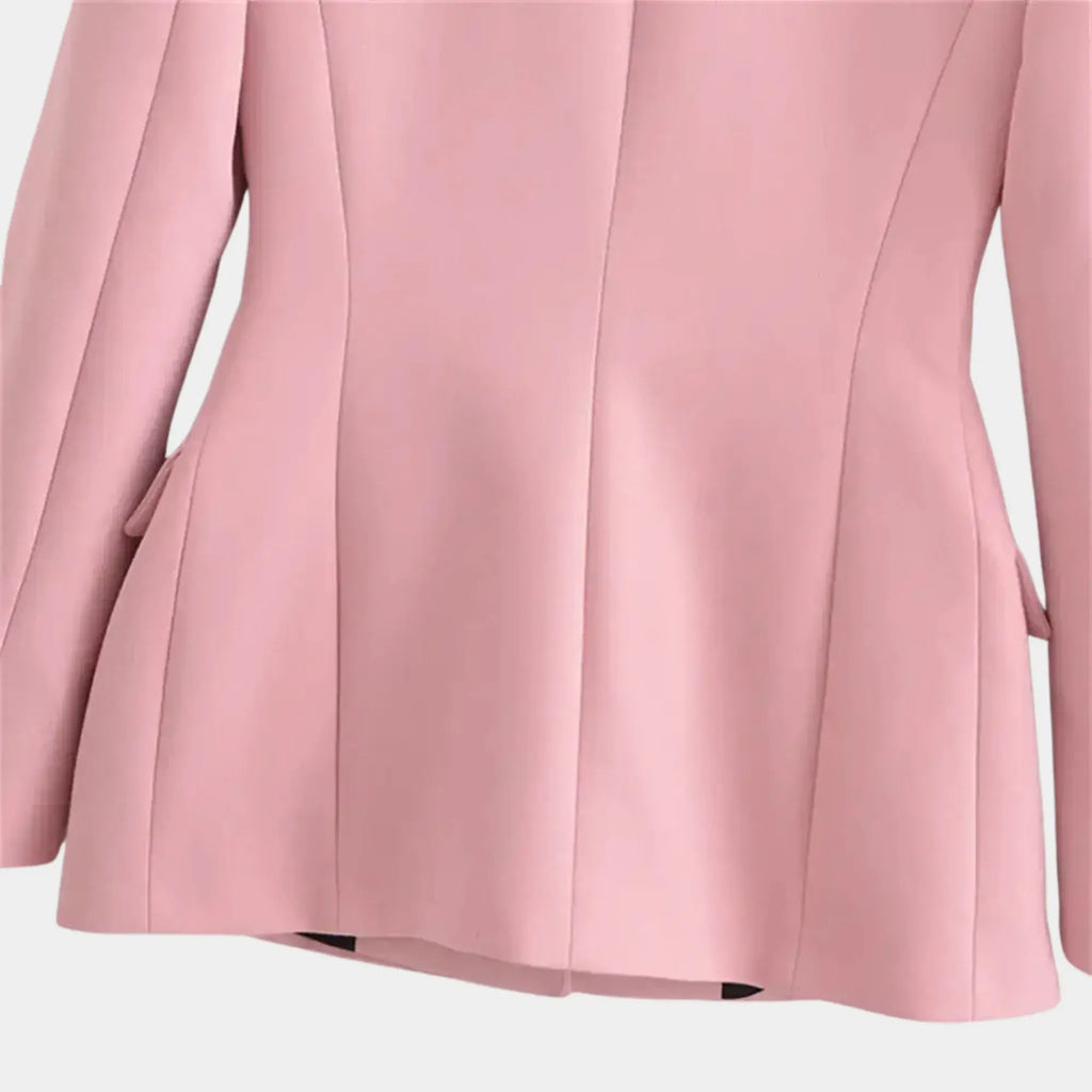 Detalhe traseiro do blazer feminino rosa de alfaiataria com modelagem acinturada e caimento sofisticado