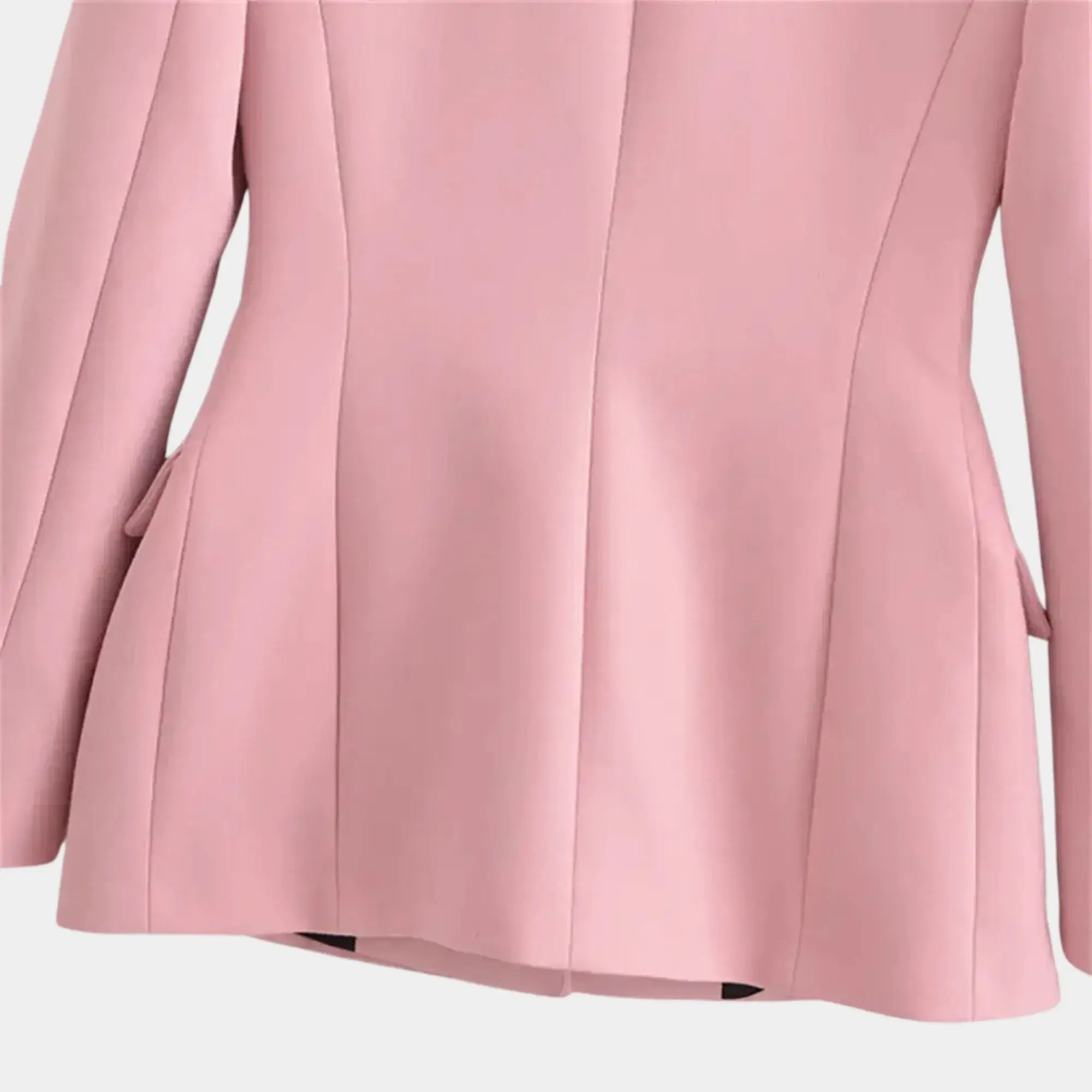 Detalhe traseiro do blazer feminino rosa de alfaiataria com modelagem acinturada e caimento sofisticado