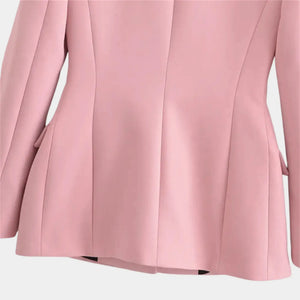 Detalhe traseiro do blazer feminino rosa de alfaiataria com modelagem acinturada e caimento sofisticado