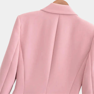 Detalhe das costas do blazer feminino rosa de alfaiataria com recortes estruturados e acabamento refinado