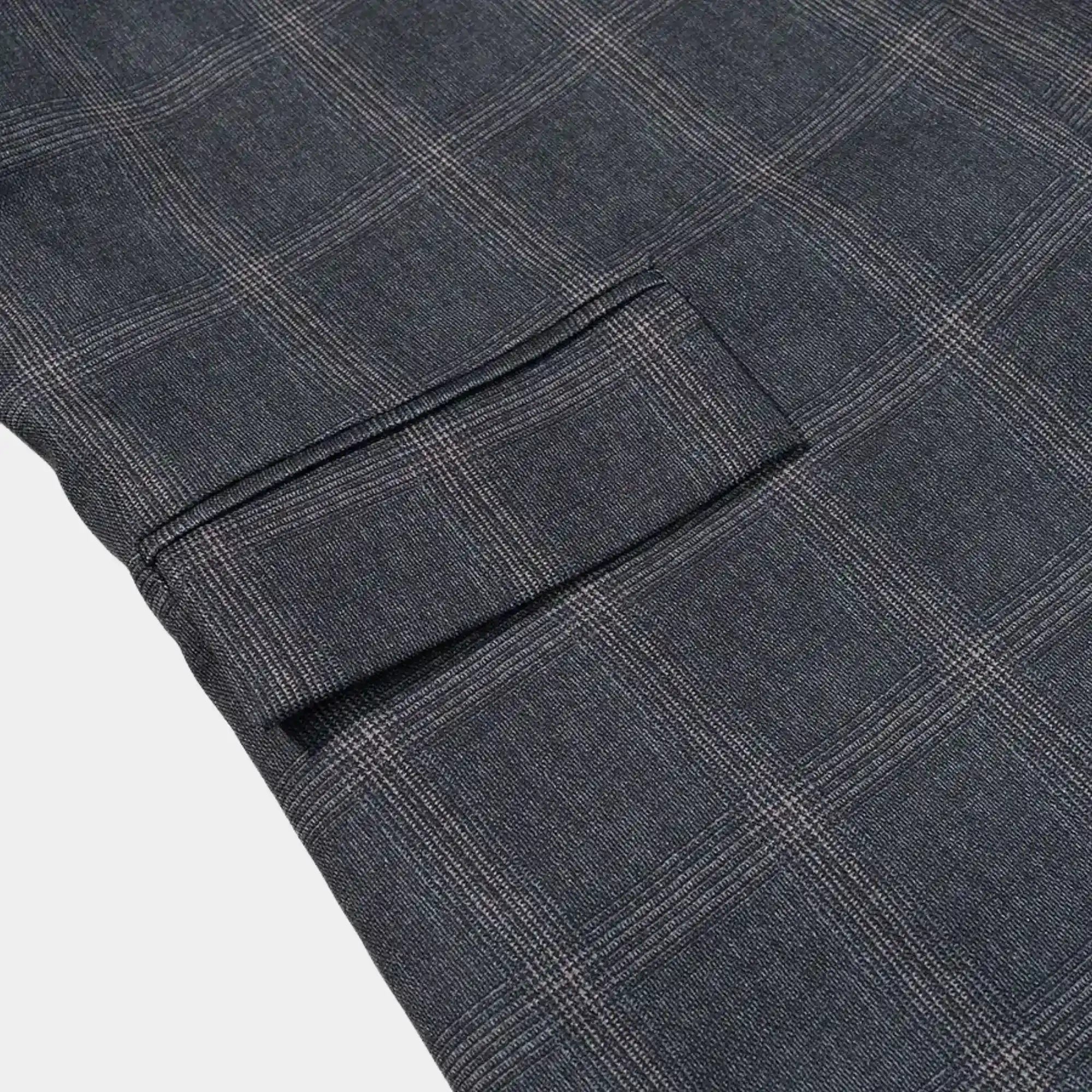 Modelo usando blazer xadrez feminino elegante em estúdio minimalista