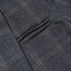 Look feminino sofisticado com blazer xadrez cinza e calça clara