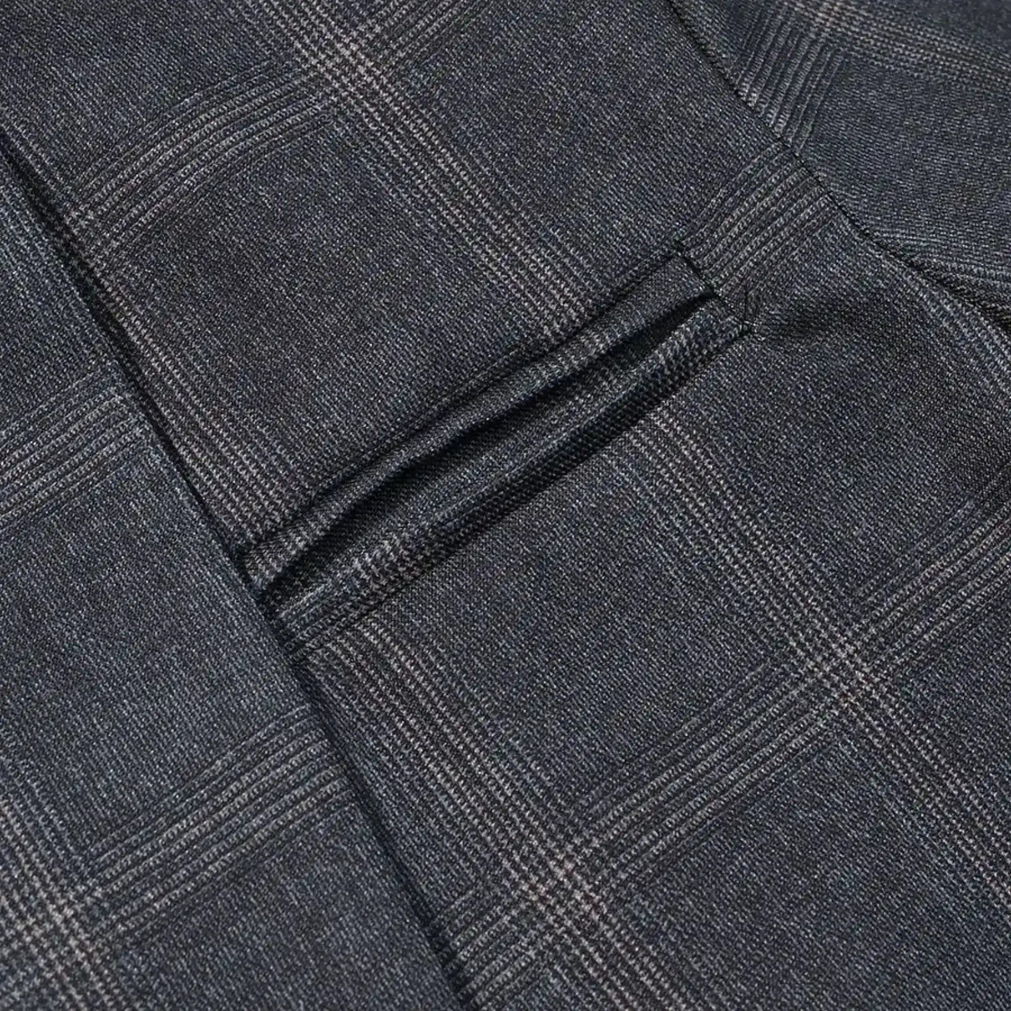 Look feminino sofisticado com blazer xadrez cinza e calça clara