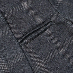 Look feminino sofisticado com blazer xadrez cinza e calça clara