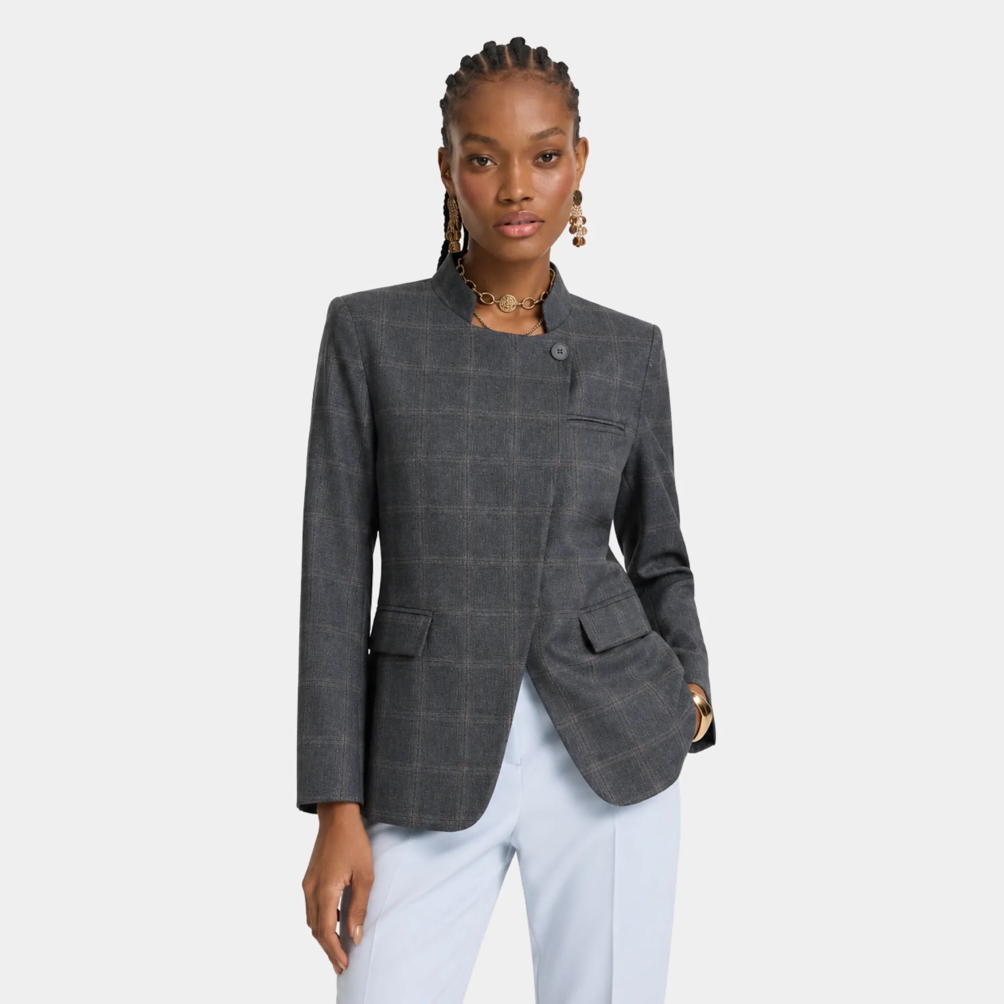 Mulher elegante usando blazer feminino social xadrez gola alta