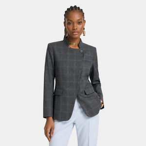 Mulher elegante usando blazer feminino social xadrez gola alta
