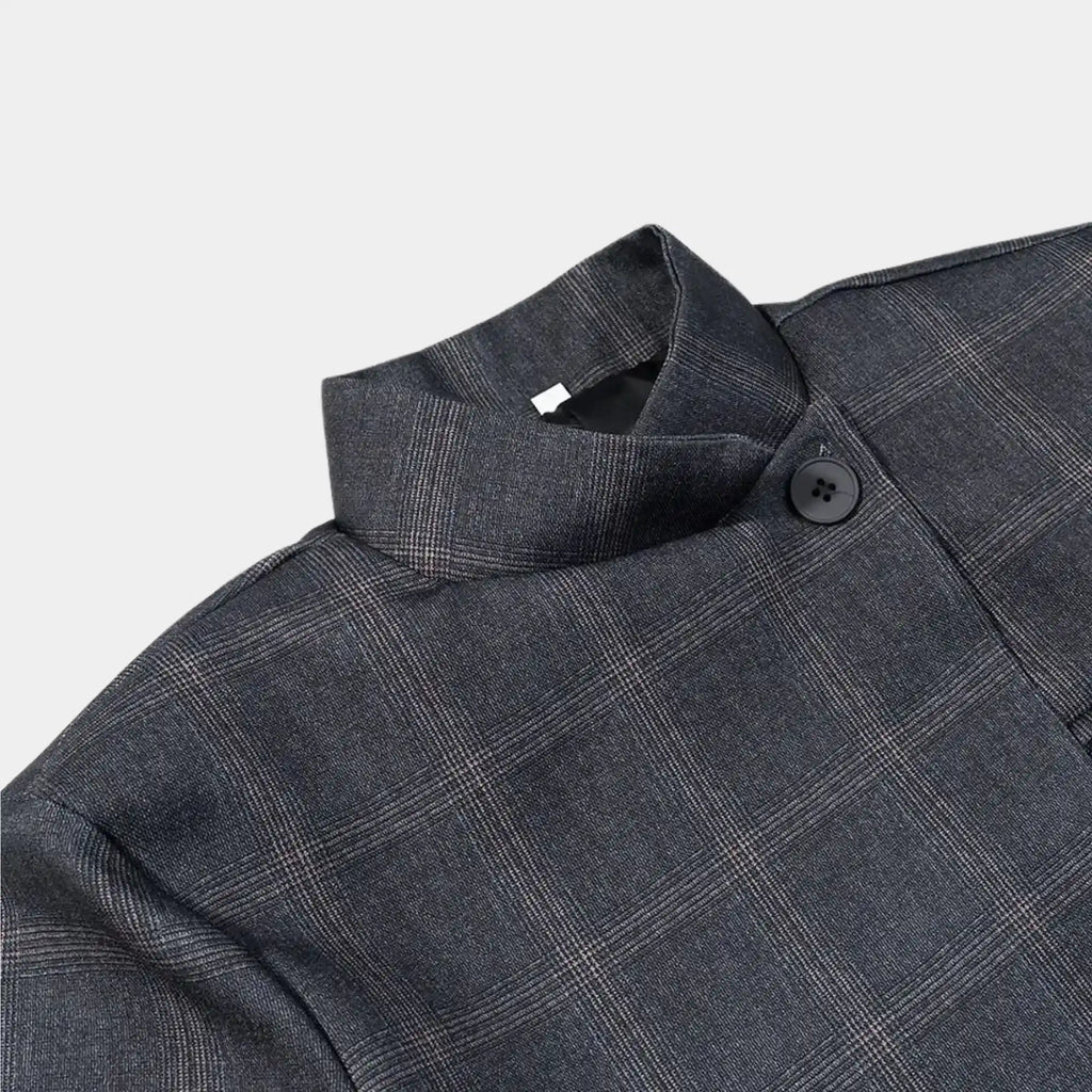 Modelo de costas usando blazer xadrez feminino sofisticado