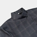 Modelo de costas usando blazer xadrez feminino sofisticado