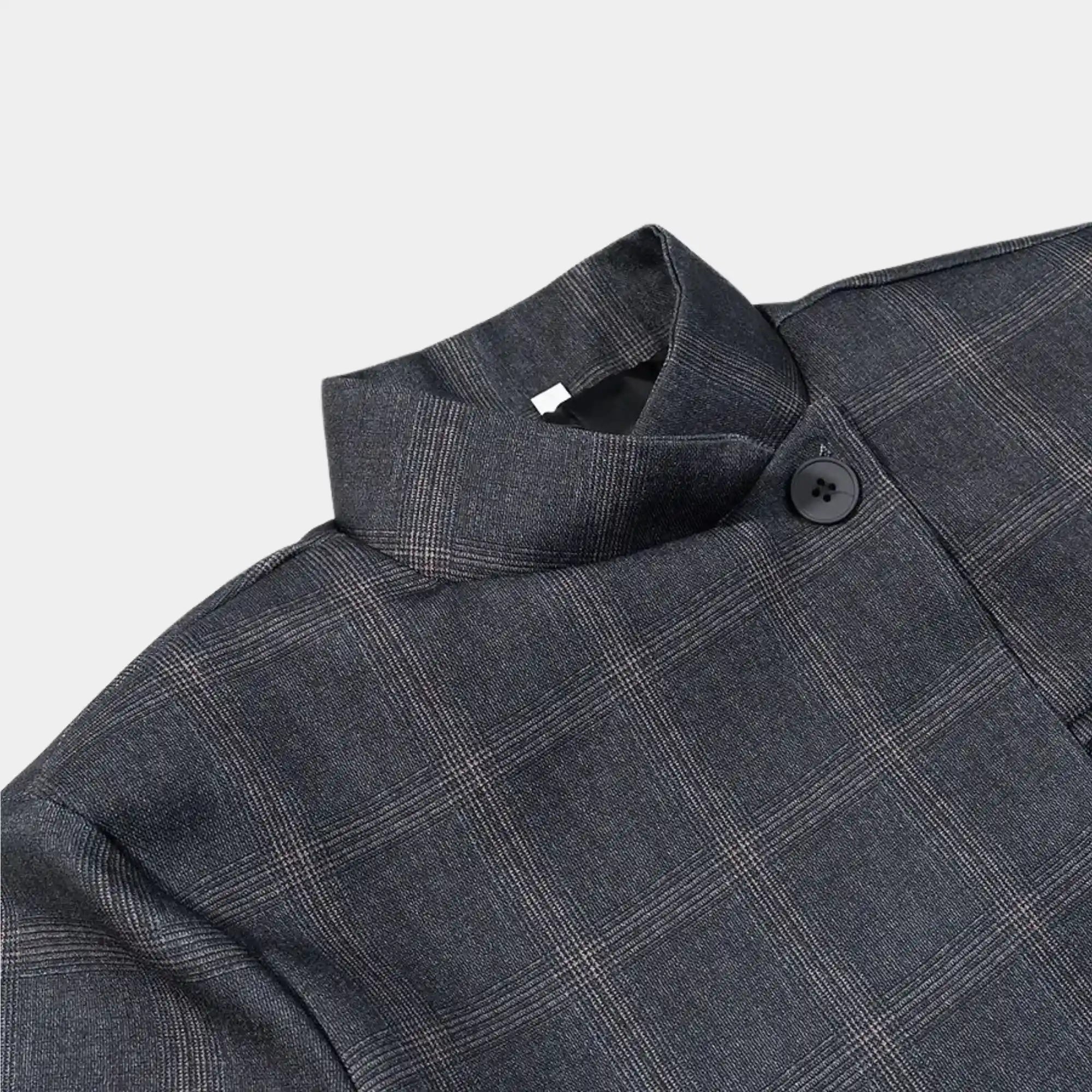 Modelo de costas usando blazer xadrez feminino sofisticado