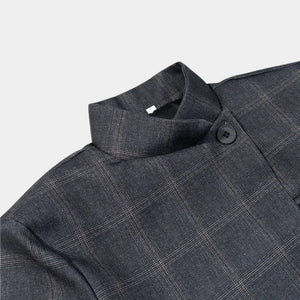 Modelo de costas usando blazer xadrez feminino sofisticado