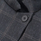 Blazer feminino cinza escuro com caimento refinado e sofisticado