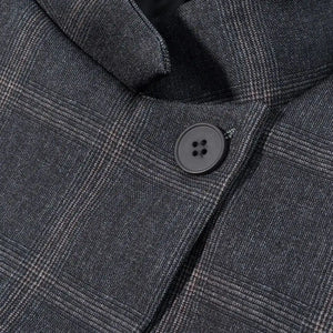 Blazer feminino cinza escuro com caimento refinado e sofisticado