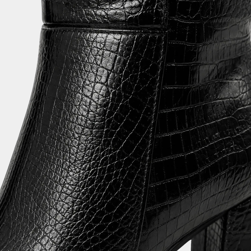 Detalhe da textura croco em bota feminina preta cano alto com acabamento sofisticado Firenze