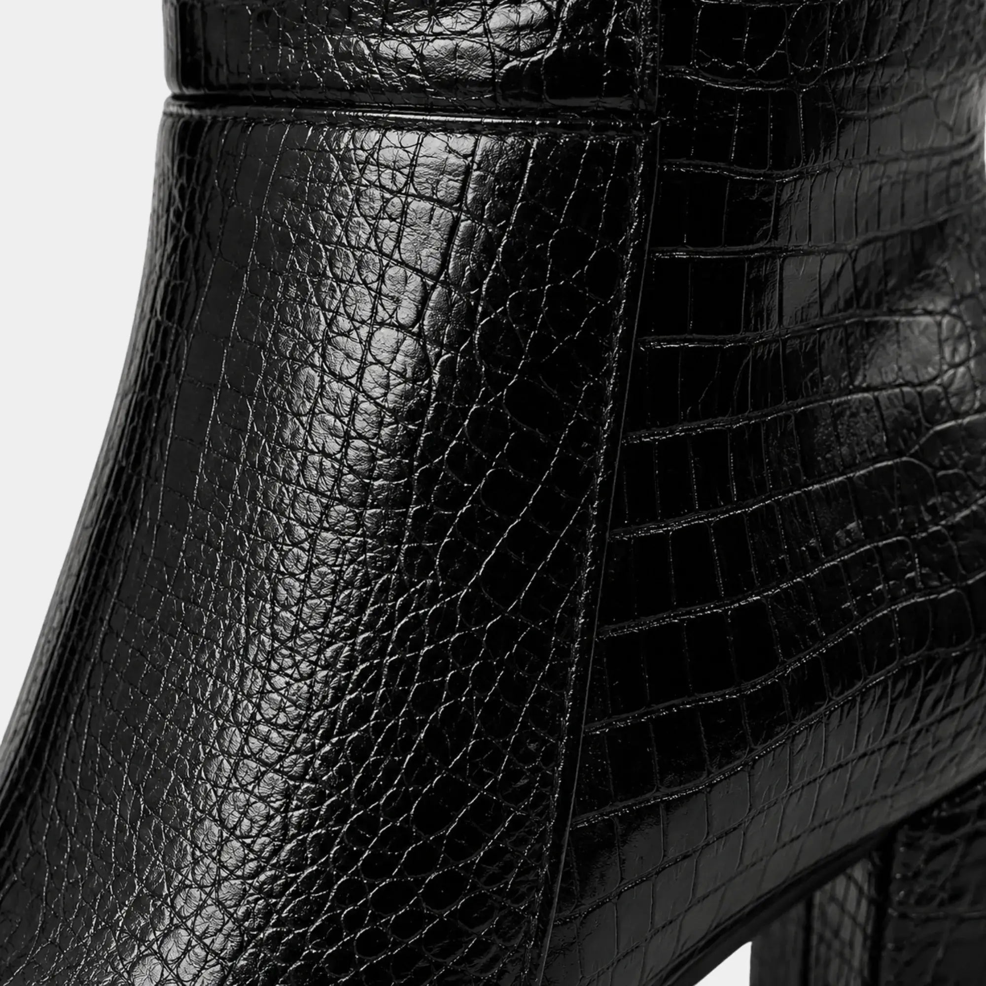 Detalhe da textura croco em bota feminina preta cano alto com acabamento sofisticado Firenze