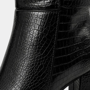 Detalhe da textura croco em bota feminina preta cano alto com acabamento sofisticado Firenze