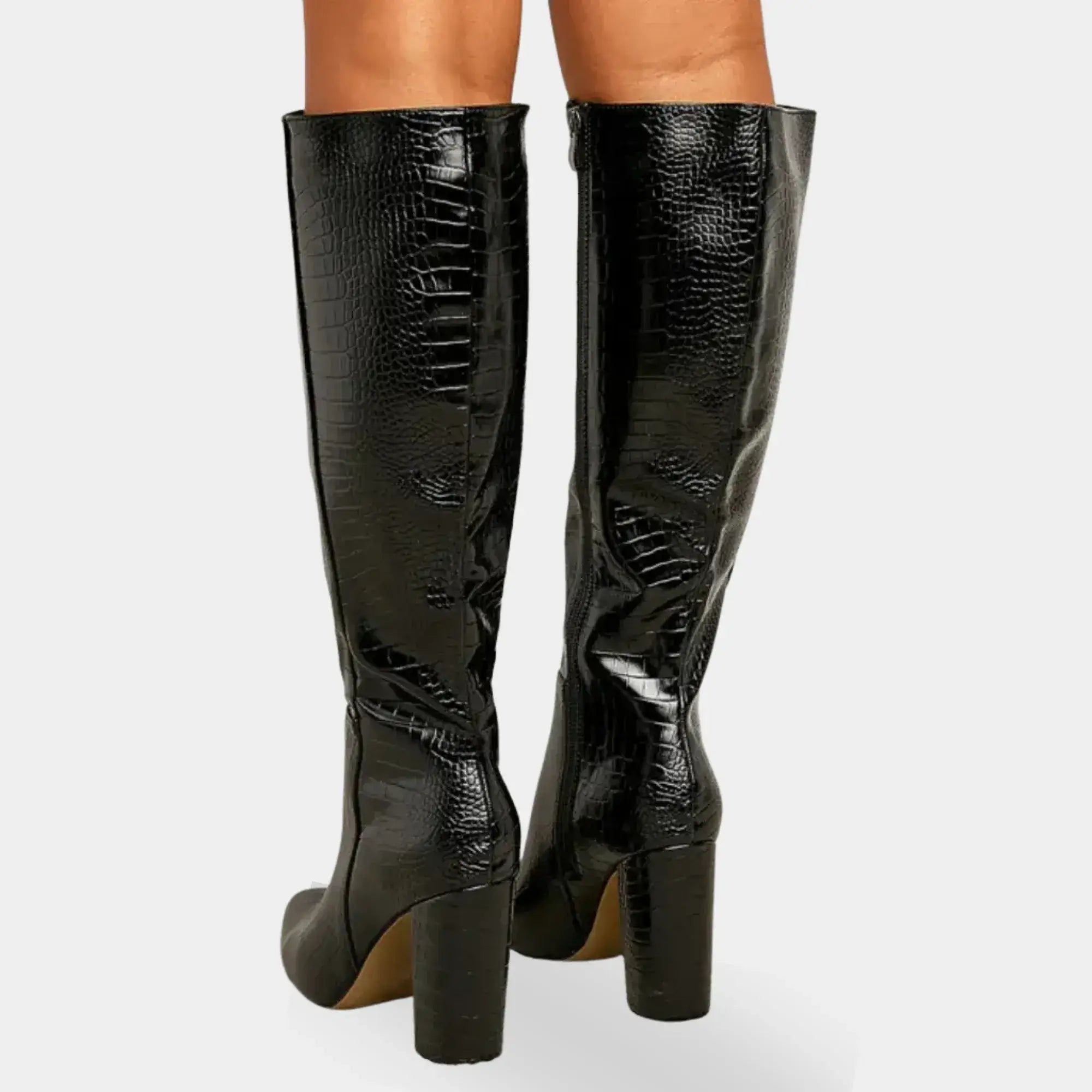 Bota feminina cano alto preta textura croco vista traseira com salto bloco alto Firenze