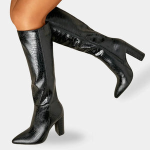Bota Cano Alto Feminina Croco Preta Salto Bloco Firenze com bico fino e acabamento premium