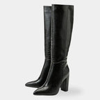Par de botas femininas cano alto pretas textura croco com salto bloco modelo Firenze