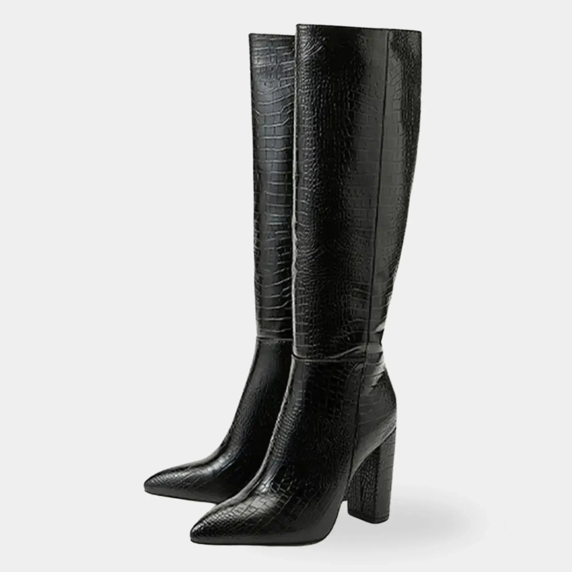 Par de botas femininas cano alto pretas textura croco com salto bloco modelo Firenze