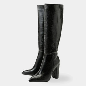 Par de botas femininas cano alto pretas textura croco com salto bloco modelo Firenze