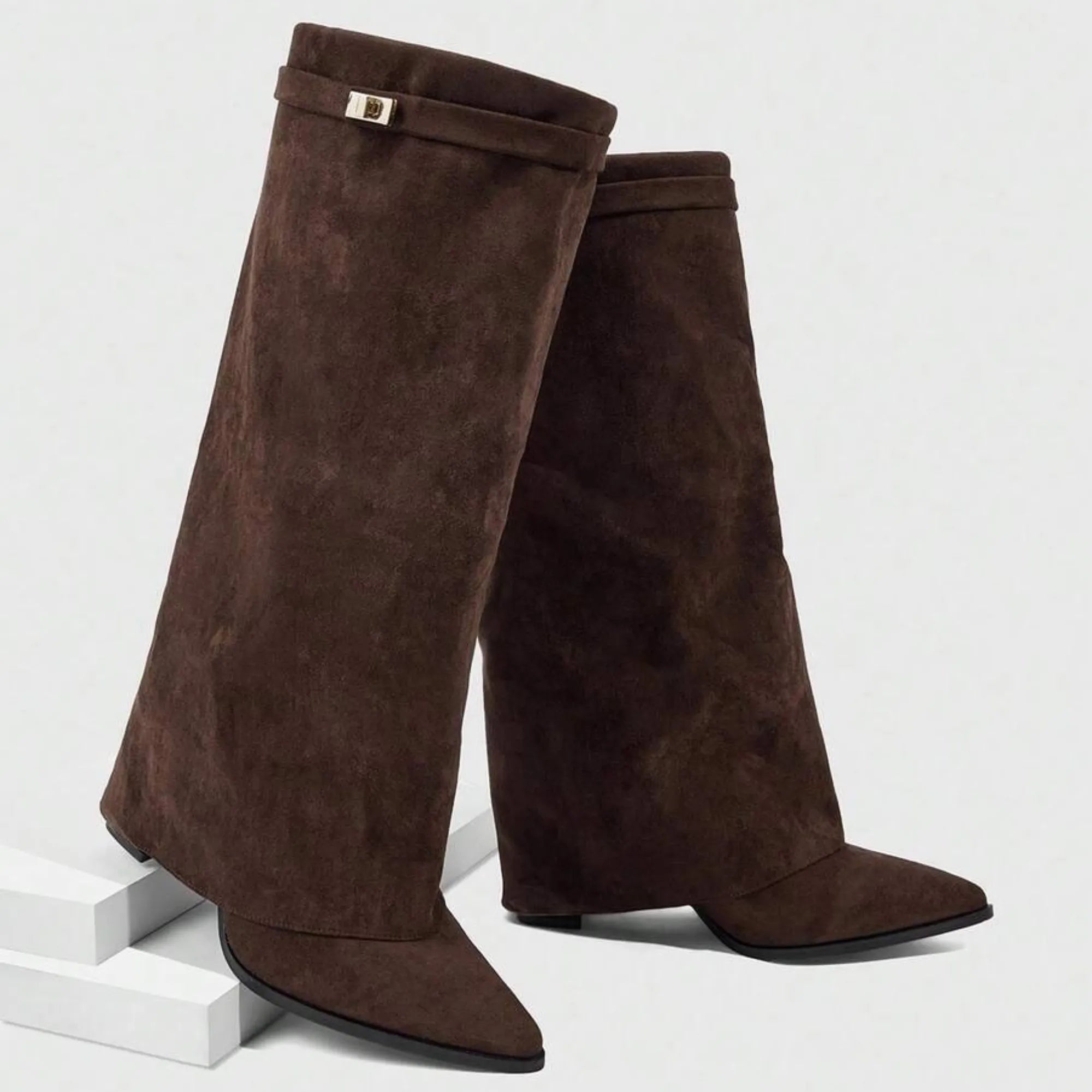 Bota feminina marrom café acamurçada com design sofisticado