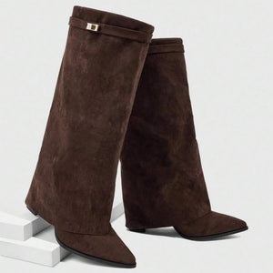 Bota feminina marrom café acamurçada com design sofisticado