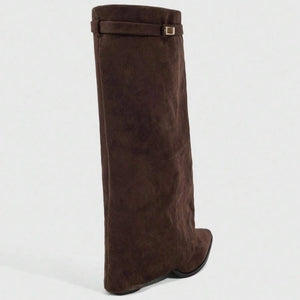 Bota feminina cano alto marrom café estilo quiet luxury